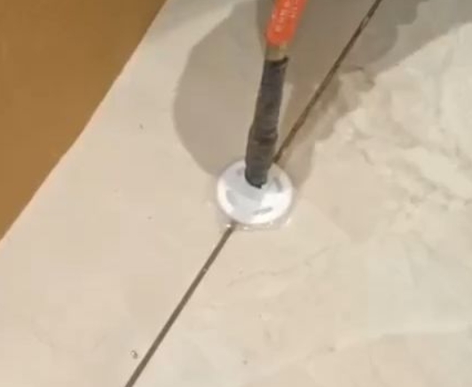 高明瓷砖空鼓维修公司专业解答瓷砖在铺贴过程中，如果没有涂抹均匀到位的粘结材料（如水泥砂浆或瓷砖胶），可能会导致以下问题