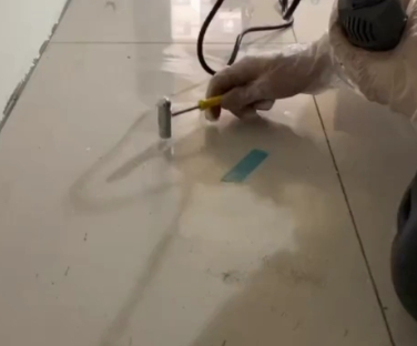 高明瓷砖开裂维修公司专业分享瓷砖在铺贴前如果没有沥干水分，将会导致以下问题